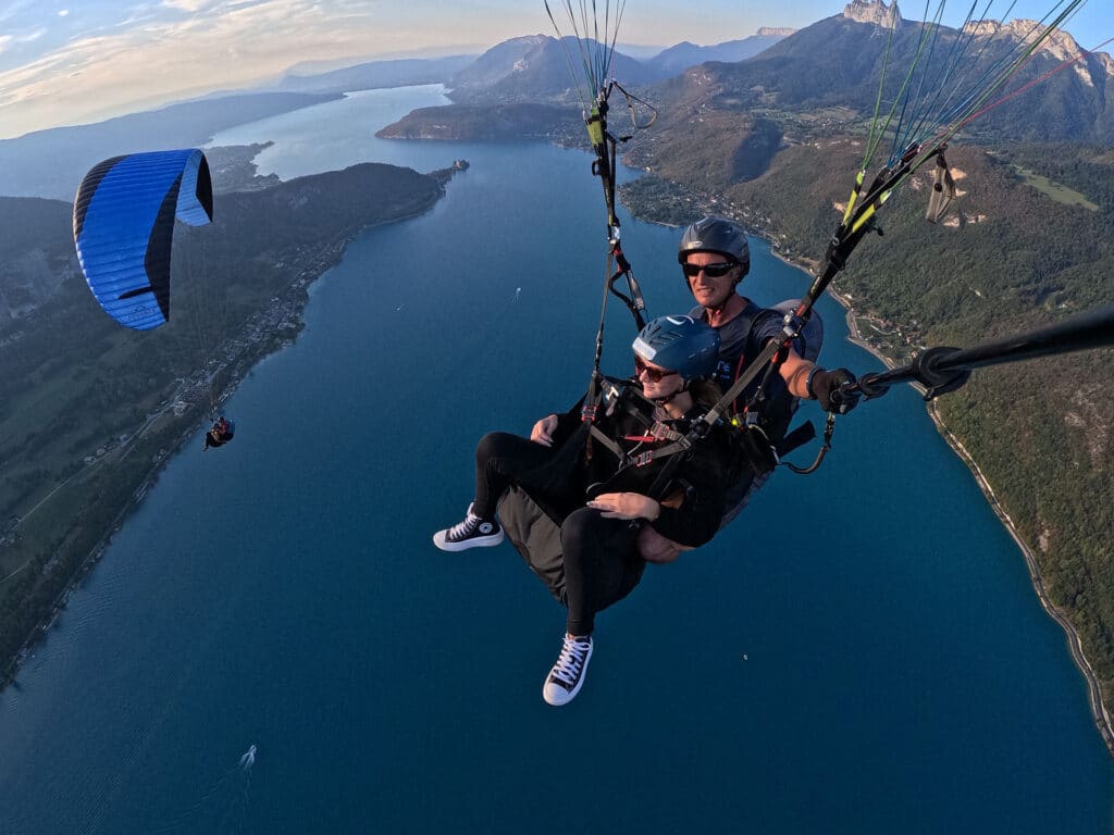 Baptême parapente à Annecy en famille : enfant, ados, accompagnants